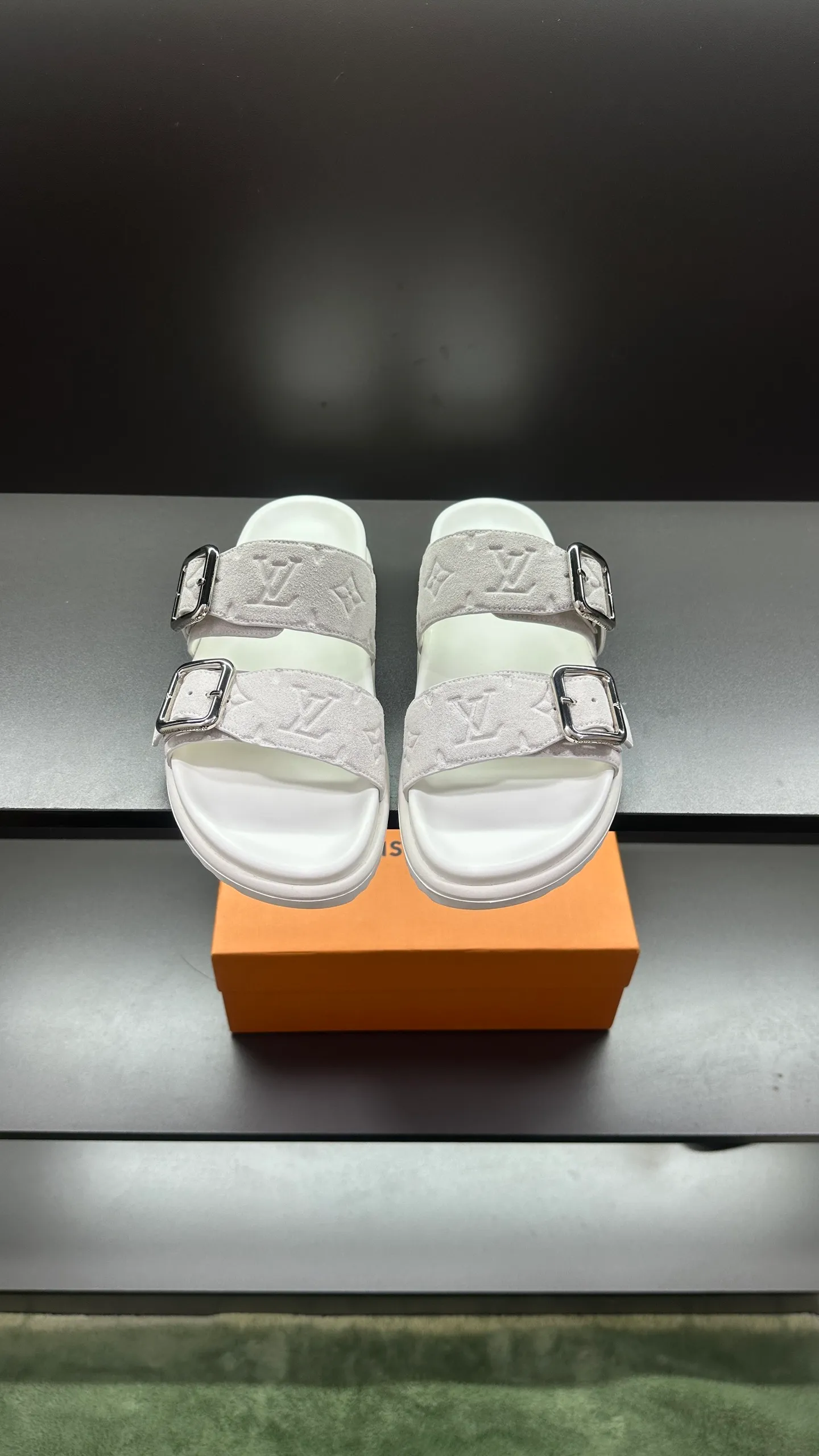 P340 🔍LV Men's Spring and Summer Slippers Counter Synchronization. The uppers are imported cowhide fabrics from Italy, with logo graphics and high-quality craftsmanship. Soles: original soles specially provided by the original factory. Exclusive movable molded soles are super comfortable. Original factory follow-up orders. 🔍🔍High quality. You can enter and leave the counter at will. Welcome to compare. Code number 38-45 No. 058